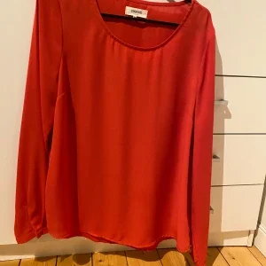 Röd blus från Zalando Essentials