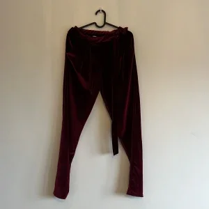 Vinröda velour byxor