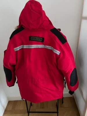 Röd dunjacka Canada Goose Snow Mantra