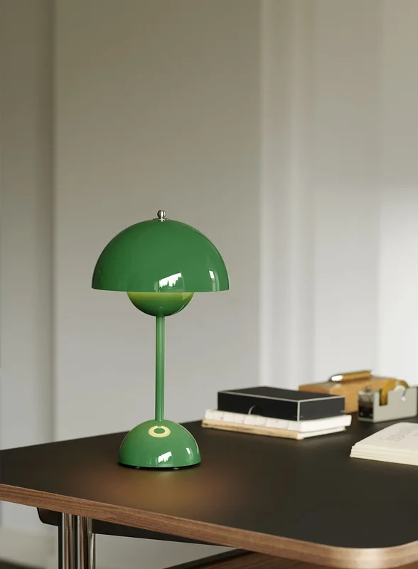 &tradition Flowerpot VP9 oppladbar bordlampe H30 - signalgrønn
