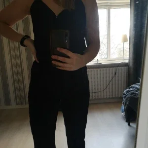 Svart byxdress