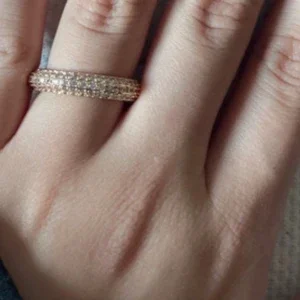Glittrig ring i guld