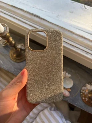 Glittrigt guldigt Mobilskal iPhone 13 Pro Swarovski