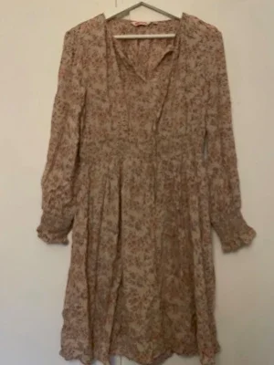Blommig beige klänning med volang