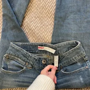 Lågmidjade bootcut jeans från ONLY, stl 34