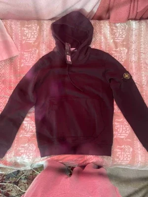 Svart hoodie från Stone Island