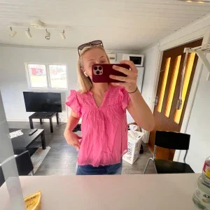 Rosa blus med volangdetaljer