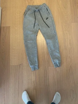 Nike tech byxor