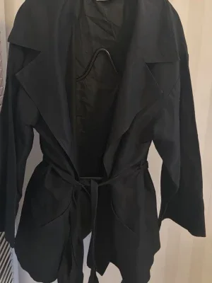 Svart trenchcoat från PIÚ & PIÚ