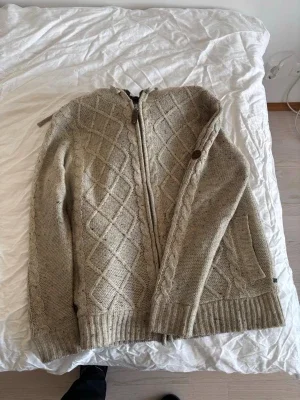 Beige stickad kofta med dragkedja