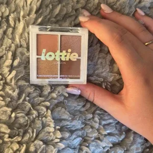 Lottie London The Rose Golds ögonskuggspalett