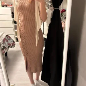 Beige designer guess klänning