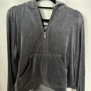 Grå velour hoodie från Gina Tricot