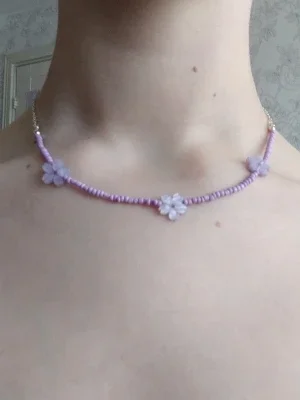 Lila pärlhalsband med blommor