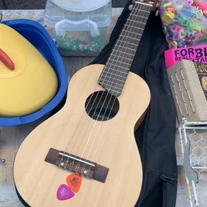 Barn gitarr