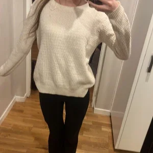 Beige stickad tröja med rund hals