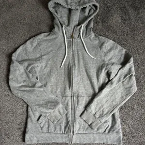 Grå zip up hoodie
