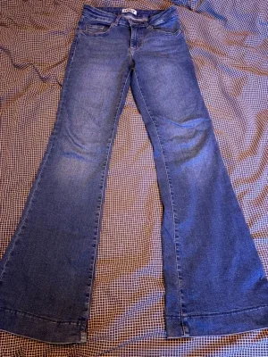 Blå utsvängda jeans från ONLY