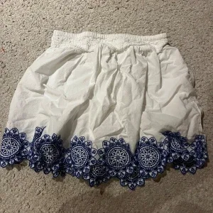 Vit kjol med blå broderi från Abercrombie Kids