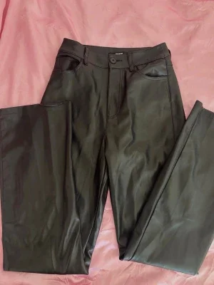 Leather straight leg black pants ( S-M)