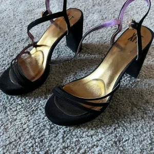 Svarta sandaler med blockklack från XIT