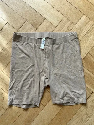 Beige cykelbyxor
