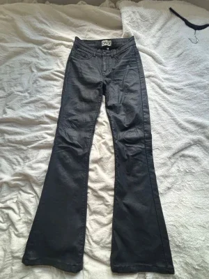 Svarta bootcut-skinnbyxor från ONLY
