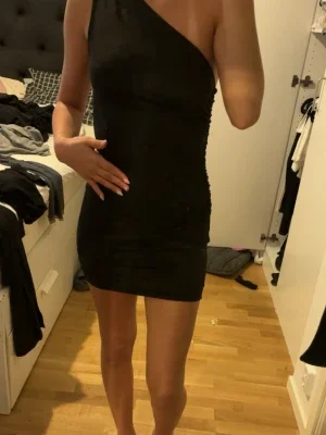 Svart one shoulder kort klänning