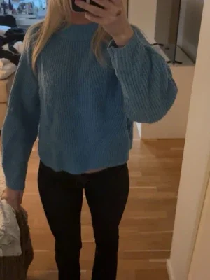 Blå stickad tröja med ballongärm