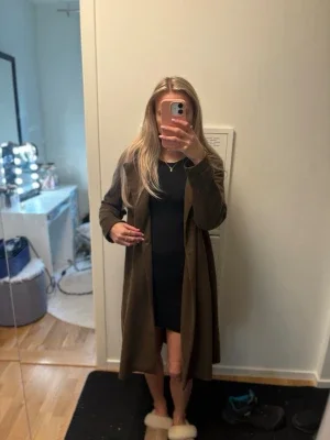 Olivgrön lång kappa