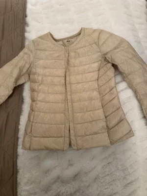 Beige lätt dunjacka från Uniqlo