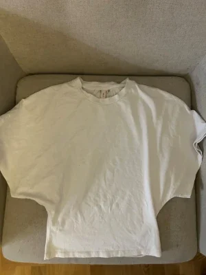 Vit wide sleeve boat neck T-shirt från Nelly