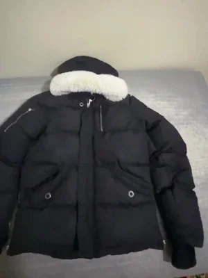 Svart dunjacka från Moose Knuckles