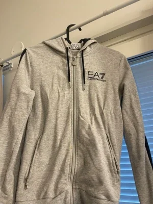 Grå hoodie från EA7 Emporio Armani