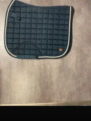 Mörkblått schabrak med kantband
