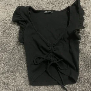 Svart crop top linne