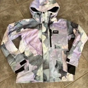 Dope skid- och snowboardjacka XS med lila camomönster