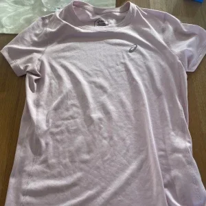Ljusrosa Asics t-shirt
