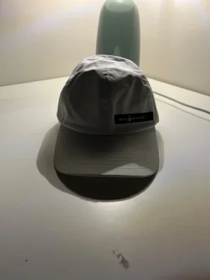 Vit keps från Sail Racing