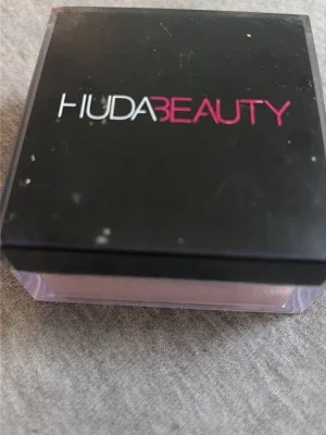 Huda Beauty löspuder