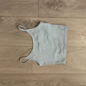 Ljusgrå ribbad magtröja