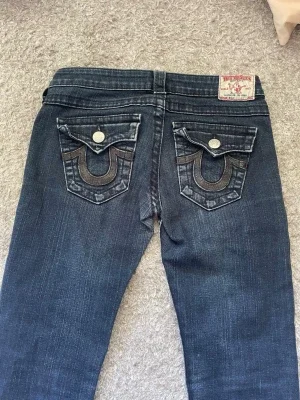 Mörkblå jeans True Religion