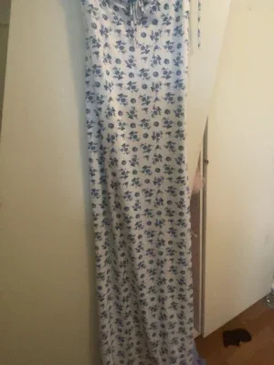Vit maxiklänning med blått blommönster