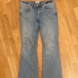 Blå bootcut jeans från 157