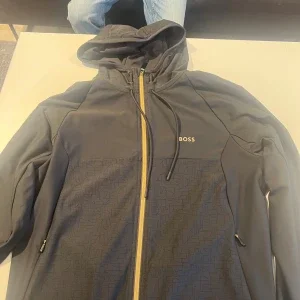 Svart hoodie från BOSS med dragkedja