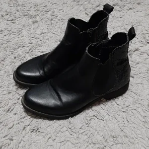 Svarta Chelsea boots med glitterdetalj