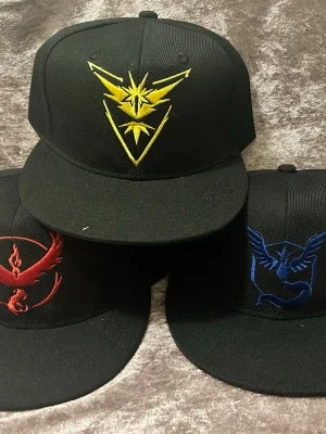 Svarta Pokémon Go kepsar med brodyr