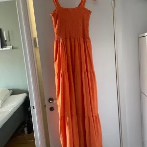 Orange maxiklänning