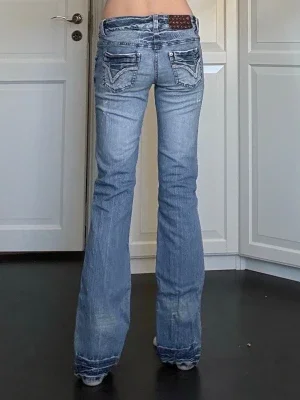Blå bootcut jeans med låg midja