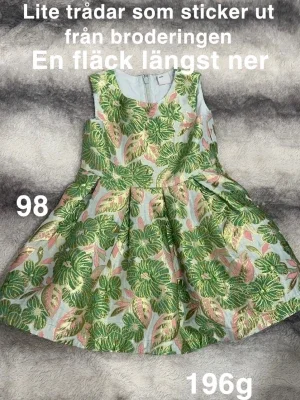 Blommig klänning med broderi
